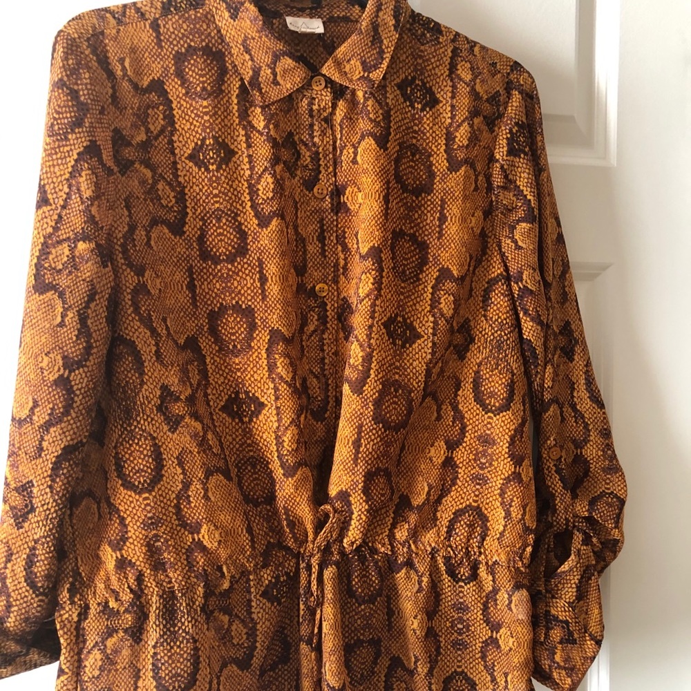 NWT fun print blouse with fitted belt waist